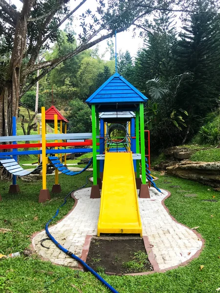 近代的な遊具 近代的なカラフルな子供遊び場公園を庭に 遊び場 公園での活動の背景のイメージ — ストック写真