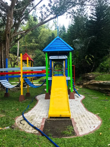 Sprzęt Nowoczesny Plac Zabaw Nowoczesne Kolorowe Zabaw Podwórku Parku Obraz — Zdjęcie stockowe
