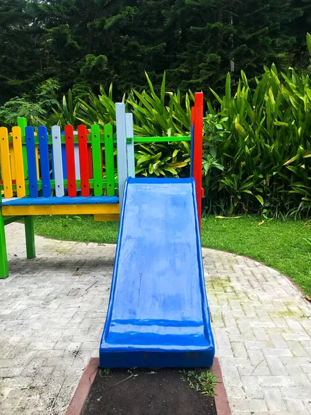 놀이터 장비입니다 다채로운 어린이 놀이터 공원에서 마당에 놀이터 공원에서 활동의 — 스톡 사진