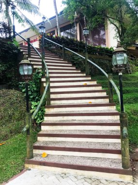 Tahta merdiven, merdivenlerin tepesine bakıyor.