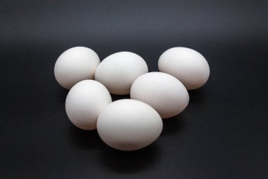 Serbest çiftlikteki tavukların yumurtaları.