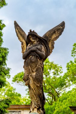 Vysehrad Kalesi 'nin bahçesindeki heykellerin hepsi Josef Vclav Myslbek tarafından yaratıldı ve çeşitli efsanevi Çek figürleri resmedildi.