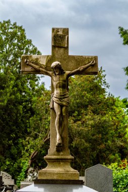 Vysehrad Kalesi 'nin bahçesindeki heykellerin hepsi Josef Vclav Myslbek tarafından yaratıldı ve çeşitli efsanevi Çek figürleri resmedildi.