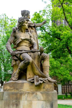 Vysehrad Kalesi 'nin bahçesindeki heykellerin hepsi Josef Vclav Myslbek tarafından yaratıldı ve çeşitli efsanevi Çek figürleri resmedildi.