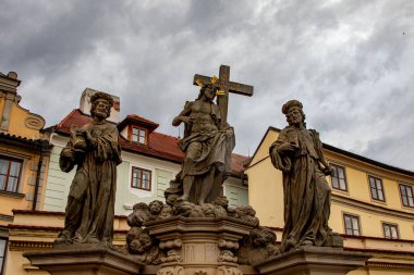 Prag 'daki Charles Köprüsü' nde bronz heykel, Çek Cumhuriyeti, Bohemya