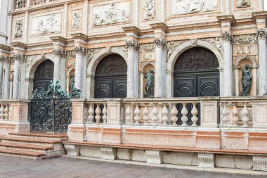 Sabahın erken saatlerinde İtalya, Venedik 'teki Saint Mark Meydanı boyunca ortaçağ binası manzarası