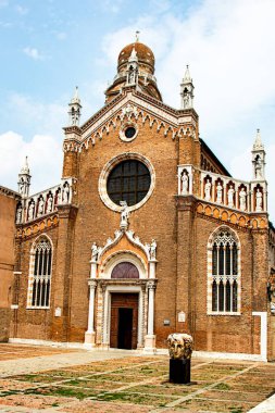 Basilica di Santa Maria Gloriosa dei Frari Venedik 'teki en şaşırtıcı kiliselerden biridir. Mimarisi, heykel sayısı ve sanat eserleri benzersizdir..