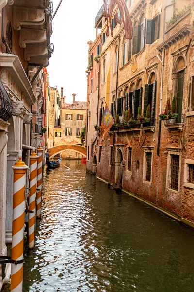 Canal Estreito Veneza Itália Com Barcos Reflexões Luz Dia Dourada — Fotografia de Stock