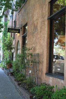 California, 07 / 11 / 2011: Carmel 'deki deniz kenarındaki antik sarmaşıklar büyüleyici mimarisiyle bilinen Pasifik kıyısındaki şehir ve dükkanları kapladı.