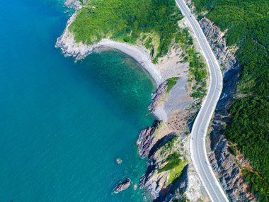 Nha Trang sahilindeki tepe yolu. Nha Trang 'daki güzel sahil şeridi.