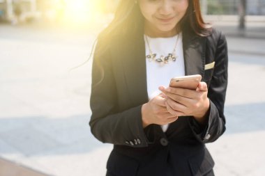 Çalışan kadın dışarıda not yazıyor.