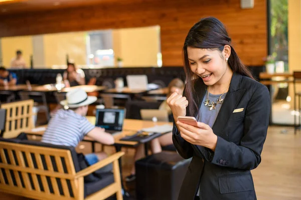 Woman Watching Her Smart Phone Coffeeshop — Foto de Stock