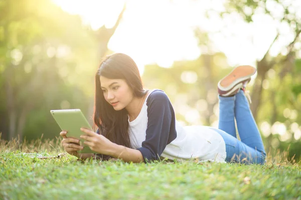 Chica Relax Con Una Tableta Digital Aire Libre — Foto de Stock