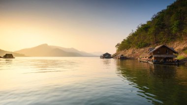 Nehir sabahında küçük bir ev.
