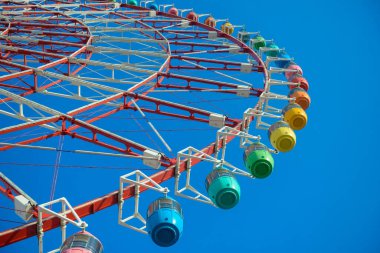 Dönme dolap Mavi Gökyüzünde