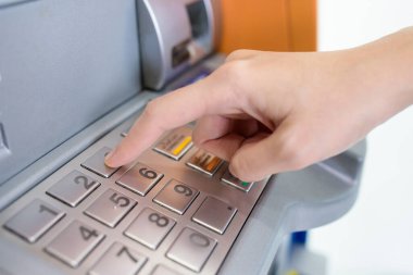 ATM / banka makine tuş takımında el kamerasının PIN / geçiş kodunu girerken görüntüsü