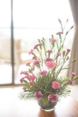 Yapay çiçek vazo ile modern oturma odası iç tasarım