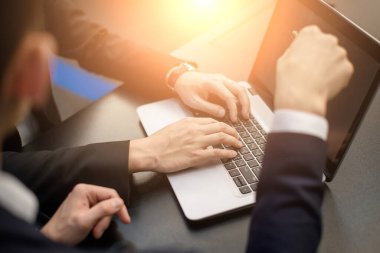 İş adamlarının yakın çekimleri finansal bir planı tartışıyor
