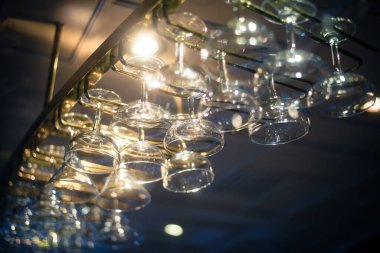 Şarap için boş bardaklar, bar rafının üstünde, klasik tonda..