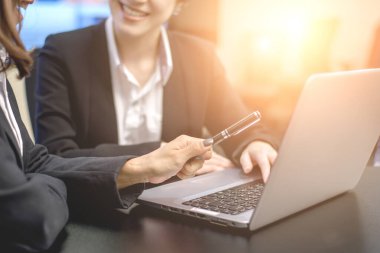 İş adamlarının yakın çekimleri finansal bir planı tartışıyor