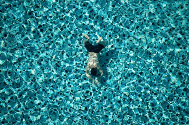 Adam otelde havuzunda yüzebilir. Yukarıdan görüntülemek.