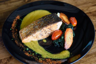 Sebzeli ızgara somon