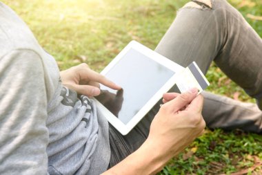 Yong Man 'in çevrimiçi ödeme yaptığı yeri kapat, rahatla.