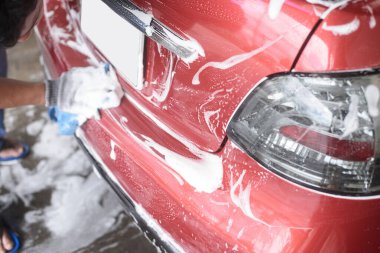 el araba yıkama üzerine sünger tutmak