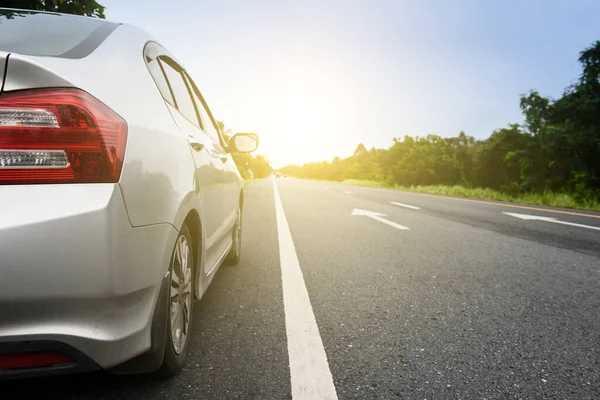 Detailní Záběr Straně Stříbrné Auto Světlo Cestách — Stock fotografie