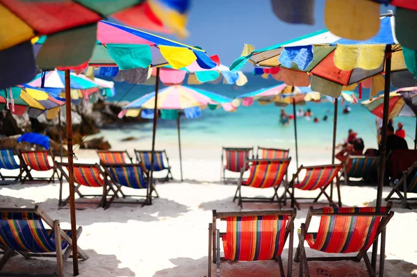 Strandkorb Und Bunter Sonnenschirm Strand Bei Sonnigem Wetter Phuket Thailand — Stockfoto