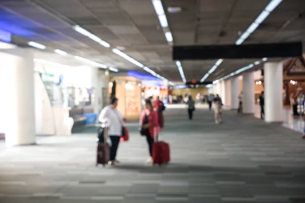 背景がぼやけ 空港ターミナルで旅行者の背景をぼかし — ストック写真