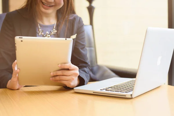 Business Woman Using Tablet Laptop — Stock fotografie