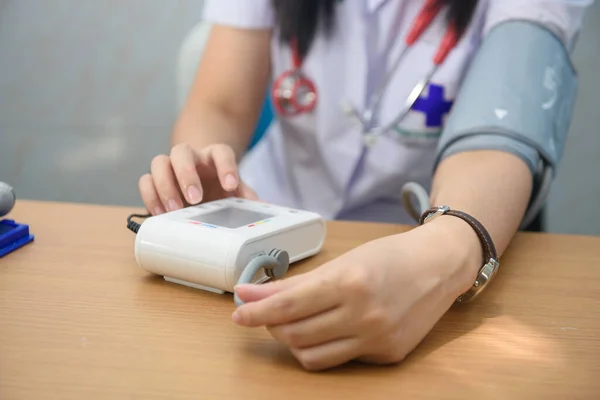 Woman Taking Care Health Hearth Beat Monitor Blood Pressure — Stock Photo, Image