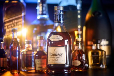 Bangkok, Tayland - 07 Eylül 2022 Hennessy şişesi, ünlü konyak markası. Fransa ve diğer likör markaları arka planda soğuk dumanlı buzlarla