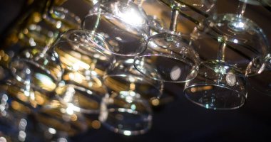 Bardaklar otel restoranındaki bir barın üzerinde asılı..