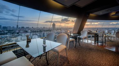 BANGKOK, THAILAND - 25 SEP 2015: Bangkok, Tayland 'da Çin Mahallesi' ndeki otel restoranından akşam manzarası.