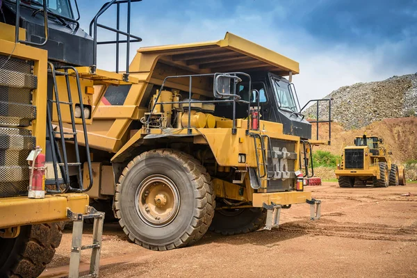 Otwarty Przemysł Kopalniany Duża Żółta Ciężarówka Górnicza Dla Antracytu Węglowego — Zdjęcie stockowe