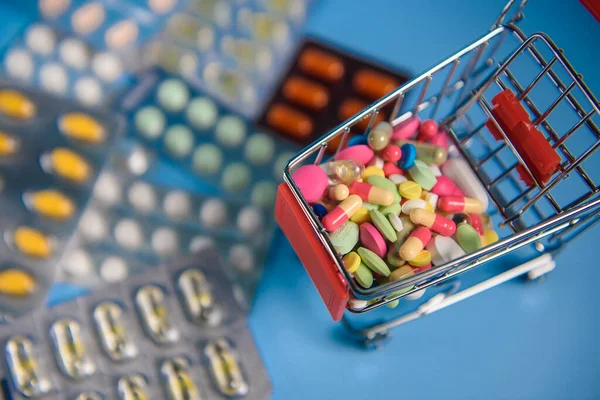 Köp Medicin Varukorg Med Olika Läkemedel Piller Tabletter Blå Bakgrund Stockfoto
