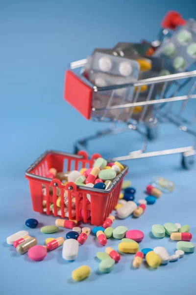 Köp Medicin Varukorg Med Olika Läkemedel Piller Tabletter Blå Bakgrund Stockbild