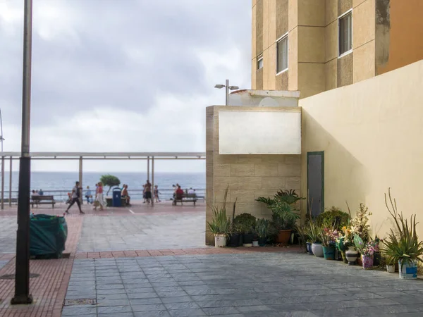 Bina duvarındaki büyük reklam panosu, maket..