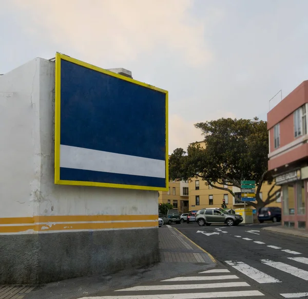 Bina duvarındaki büyük reklam panosu, maket.