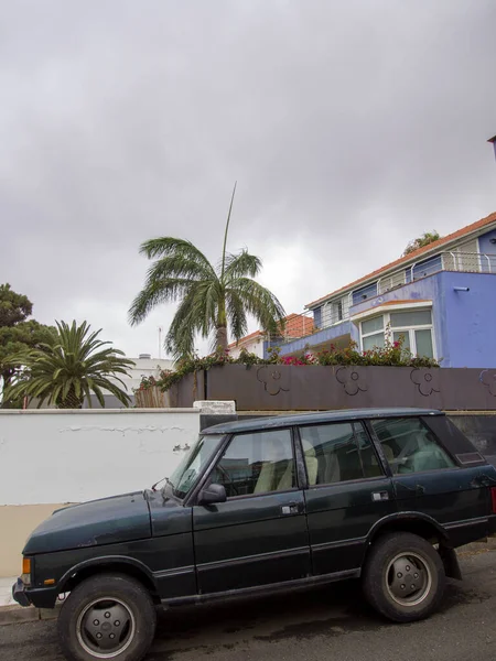 Eski tuğla duvarın yanında modern geçiş aracı.