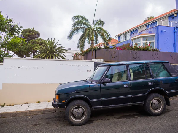 Eski tuğla duvarın yanında modern geçiş aracı.