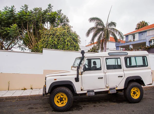 Eski tuğla duvarın yanında modern geçiş aracı.