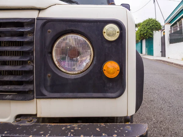 Eski tuğla duvarın yanında modern geçiş aracı.