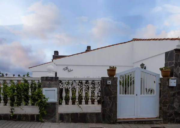 Beyaz cepheli ve yeşil bitkileri olan lüks bir eski apartman dairesi, Londra, İngiltere.