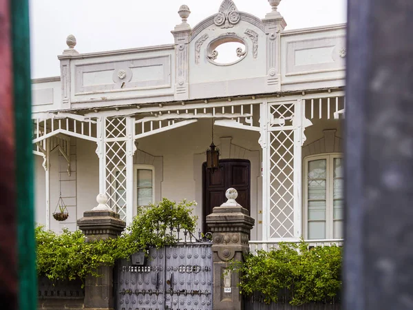 Beyaz cepheli ve yeşil bitkileri olan lüks bir eski apartman dairesi, Londra, İngiltere.