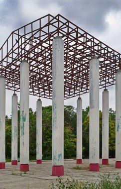 boş beyaz, siyah ve kırmızı beton bina mavi gökyüzü ve bulutlu