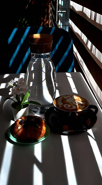 Kaffee Und Kuchen Mit Wasser Restaurant — Stockfoto