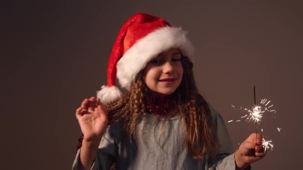 Vacanze, infanzia e concetto di persone - bambina felice con sparkler a casa. Natale. Rallentatore. Emozioni positive delle persone. — Video Stock